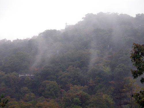 雨の日の山間