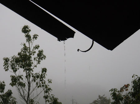 壊れた雨樋