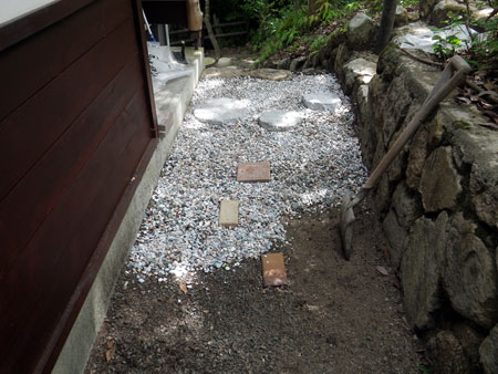 玉砂利を敷く